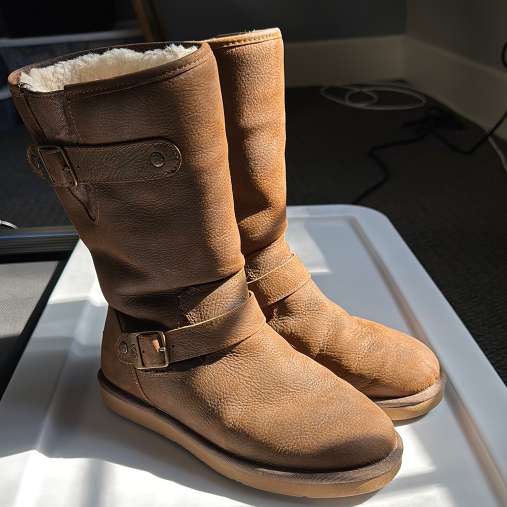Brown Winter Boots with Plush Lining and Buckle Detail